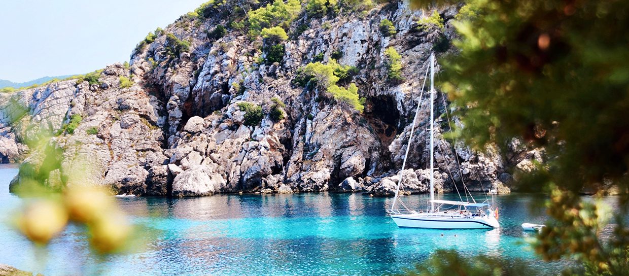 bateau-ibiza-eau-turquoise