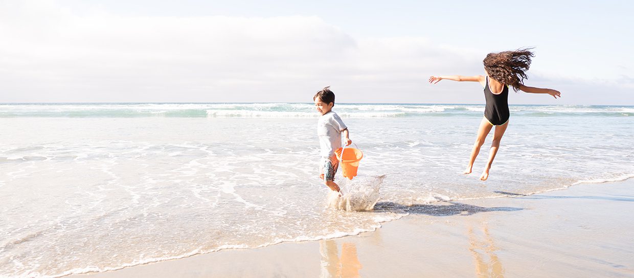 enfants-qui-jouent-à-la-plage