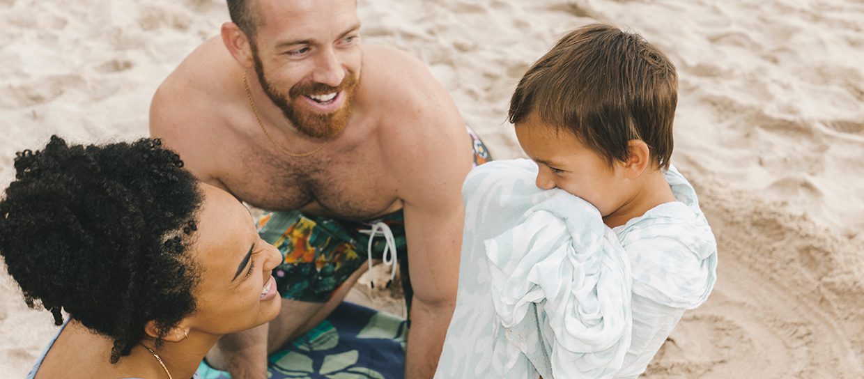 famille-s'amusant-sur-la-plage 