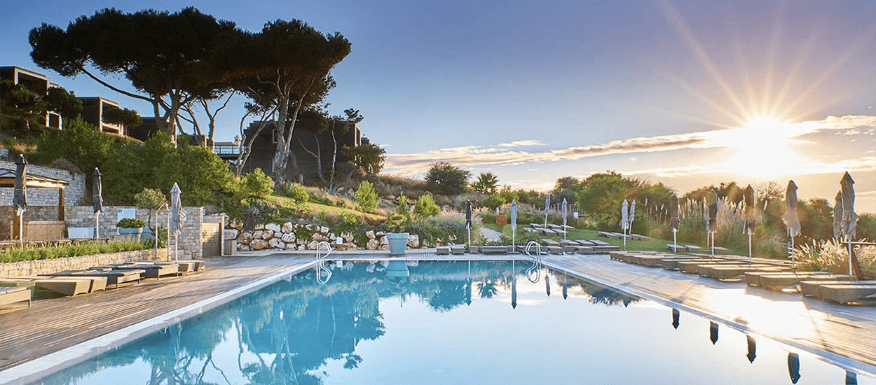 piscine-transats-coucher-de-soleil