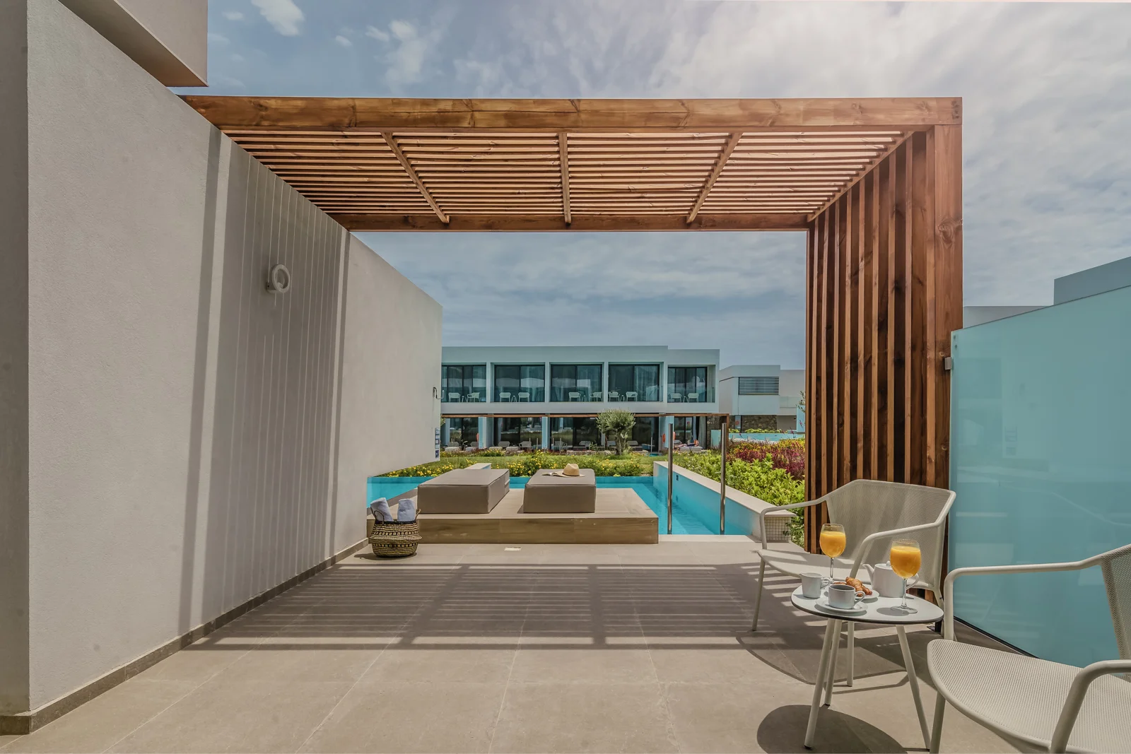 Suite avec Piscine Privée – Vue Jardin