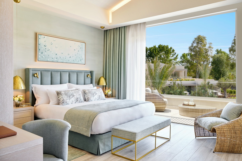 Suite 1 Chambre – Vue Piscine & Balcon