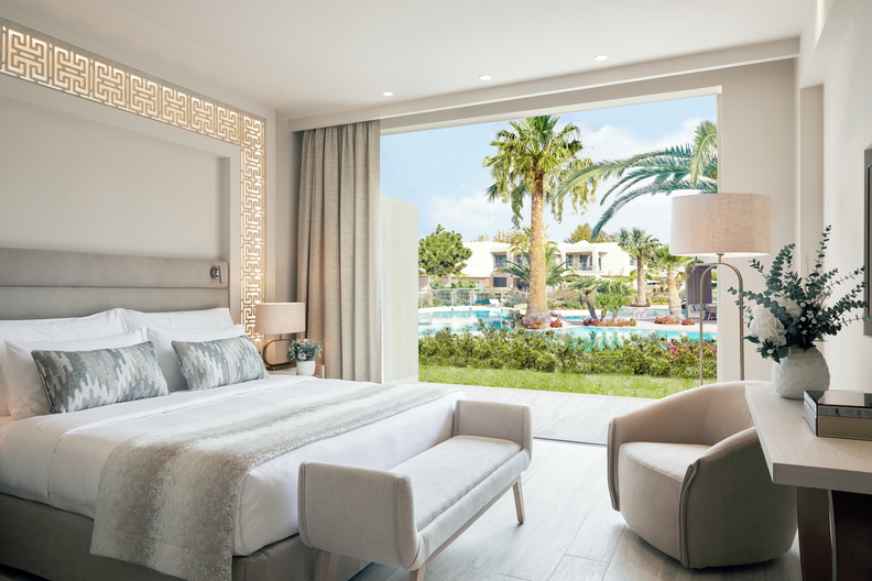 Suite 1 Chambre – Vue Piscine & Jardin Privé