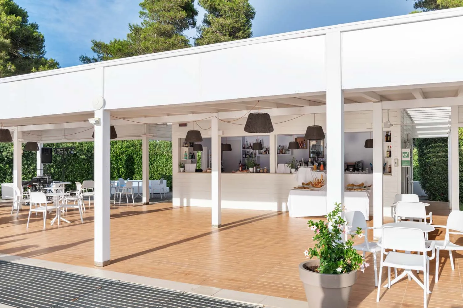 Bar au bord de la piscine