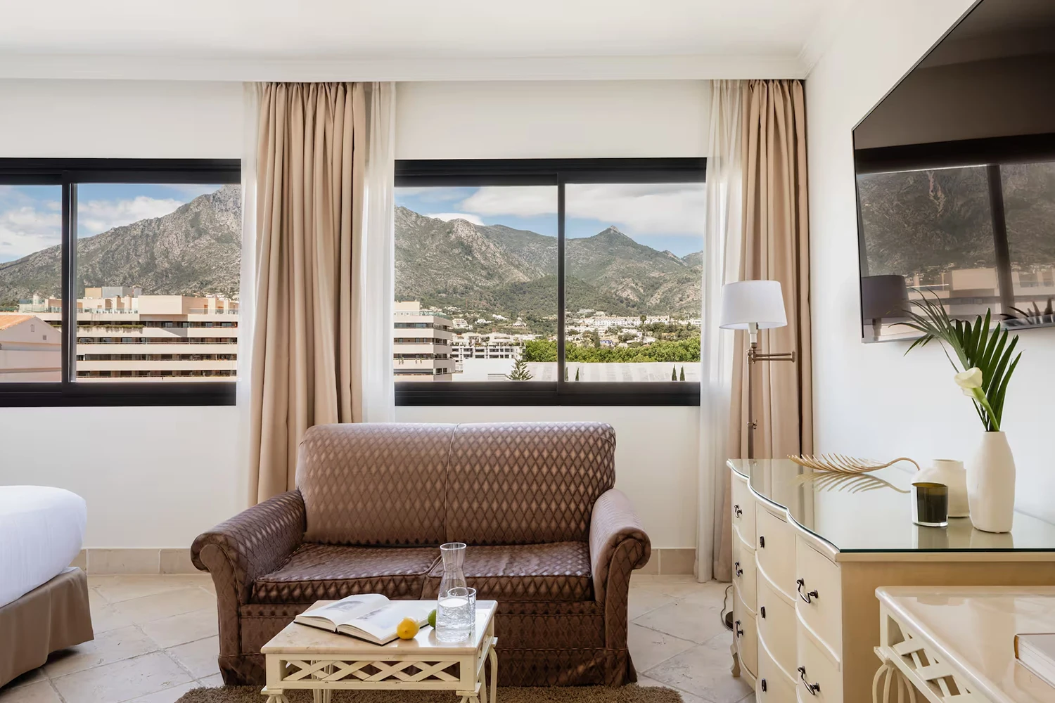 Klassieke kamer met uitzicht op de bergen