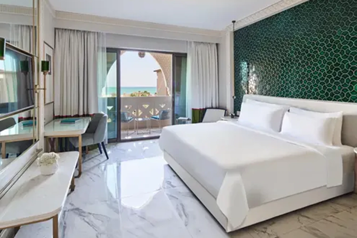 2-bedroom family suite with sea view and king-size bed