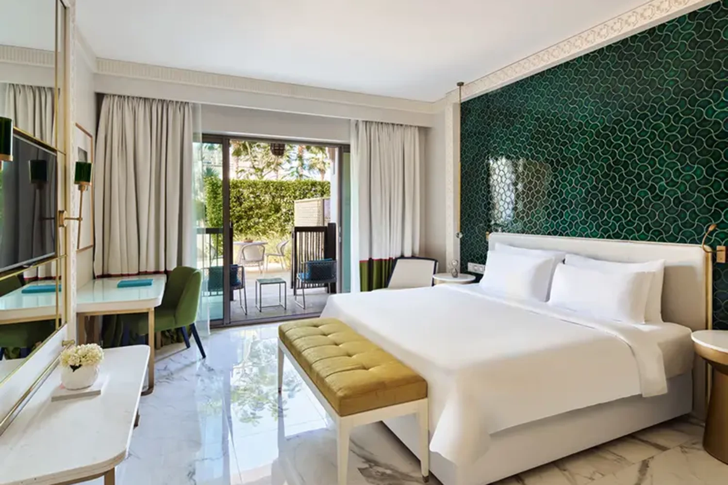 2 Bedroom Family Suite with Garden View and King Size Bed