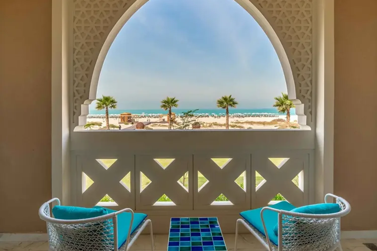 Deluxe Room with King size bed and sea view