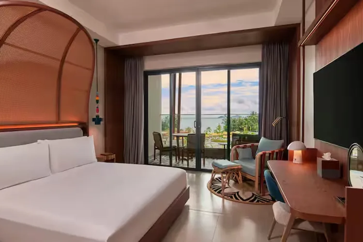 Connecting family room