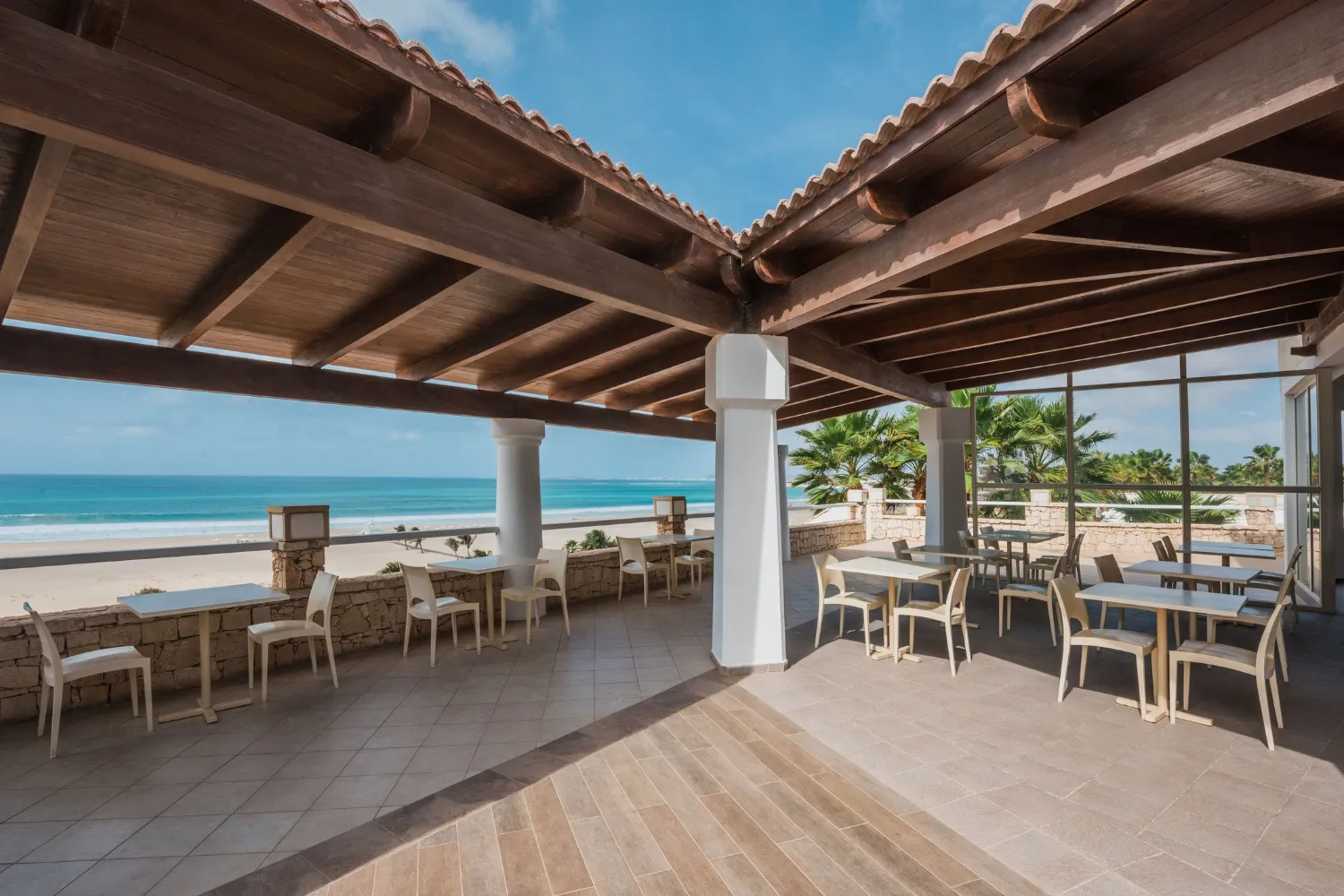 Snackbar aan het strand en bij het zwembad