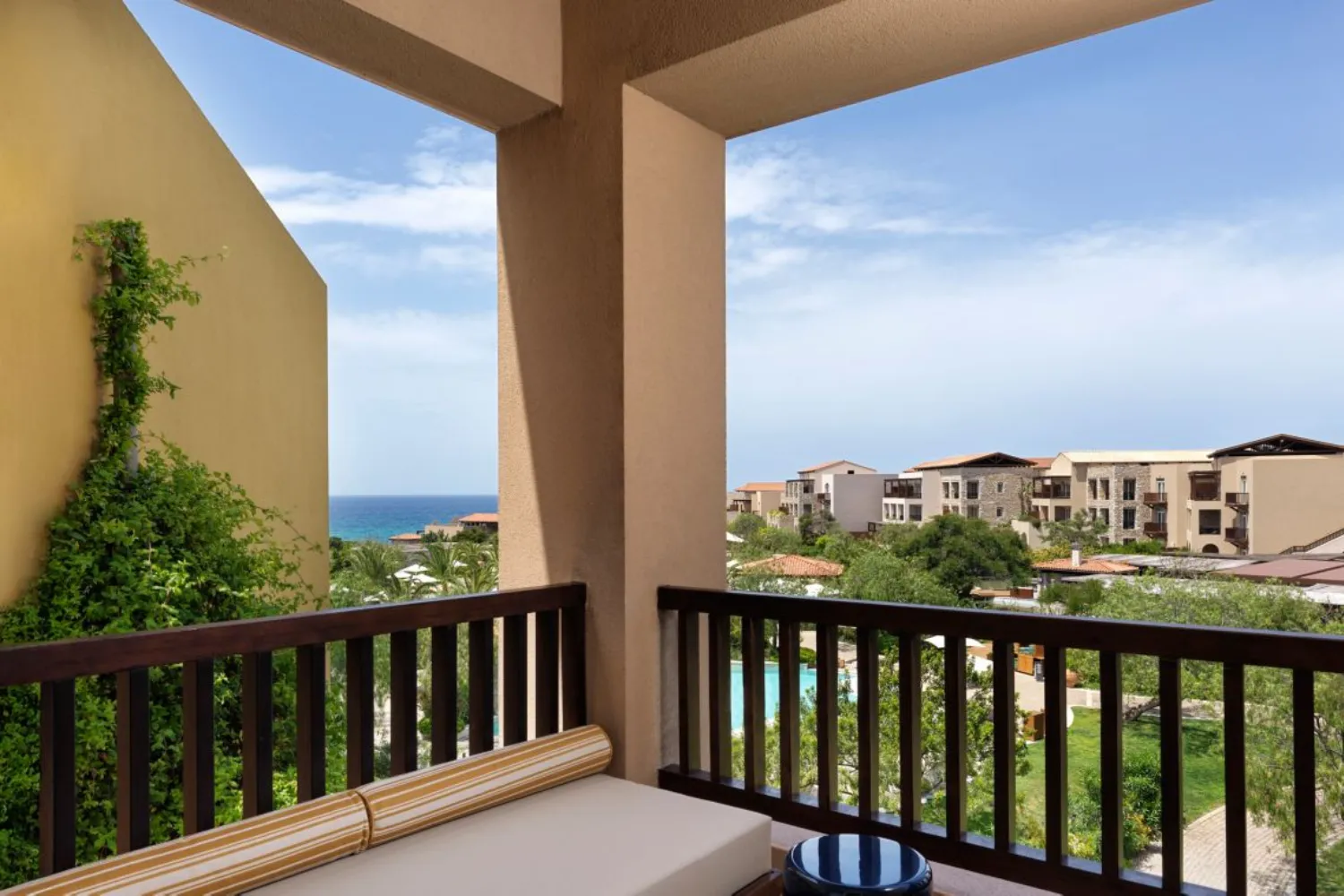 Deluxe Room – Partial sea view